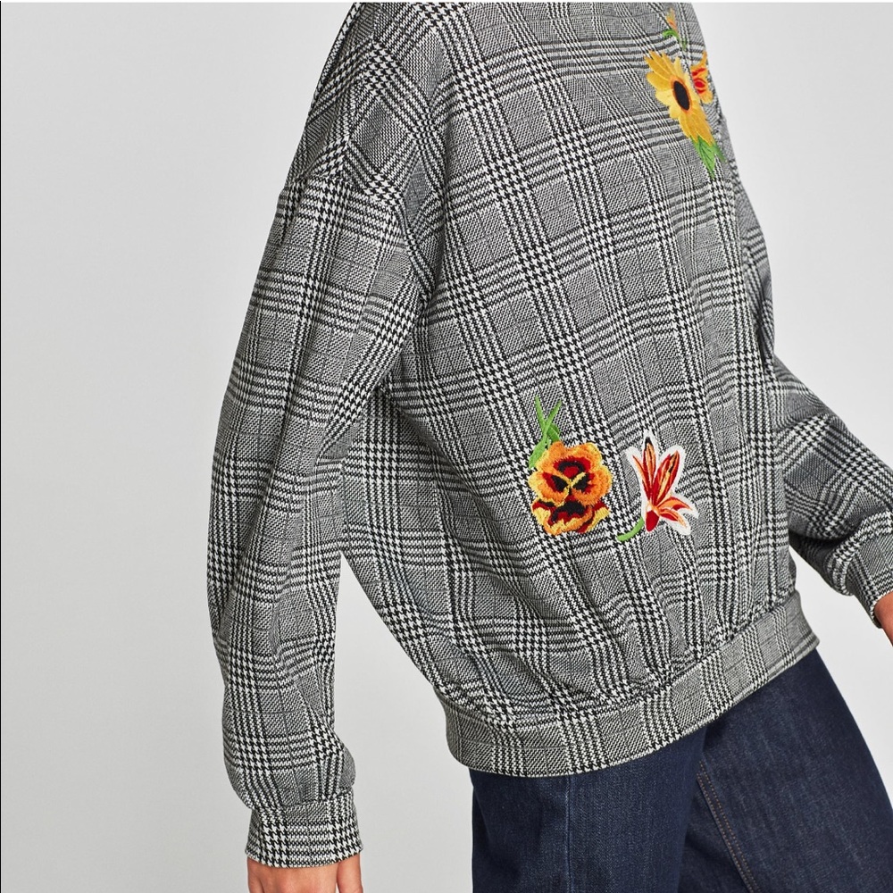 Checked Sweatshirt with flower 🌺 embroidery, NWT